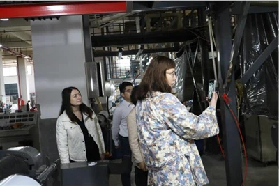 להוביל לקוחות קואופרטיב זרים לבקר במפעל שקיות האריזה